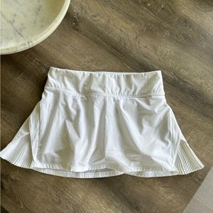 Lululemon White Skirt Skort with Side Ruffle Size 4